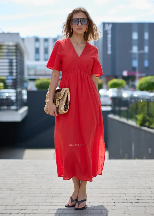 Pleciona torebka damska w kolorze beżowo-brązowym z wielokolorowym wzorem, klapą na magnes i regulowanym paskiem. Pojemny model w stylu boho do codziennych stylizacji.