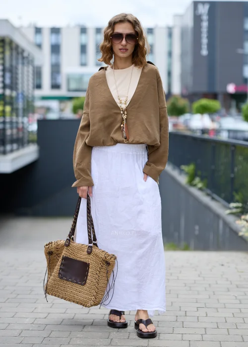 Zestaw damski w stylu boho z oversize koszulą w kolorze karmelowym i jasnym topem