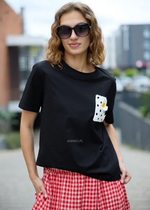 Czarna bluzka t-shirt damski z krótkim rękawem i ozdobną kieszonką z ażurową aplikacją w kształcie stokrotki.