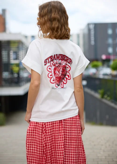 Biały t-shirt o luźnym fasonie z podwiniętymi rękawami i subtelnym nadrukiem truskawki na piersi.