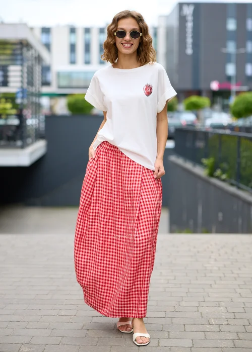 Biały t-shirt o luźnym fasonie z podwiniętymi rękawami i subtelnym nadrukiem truskawki na piersi.