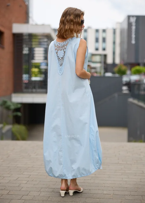 Sukienka maxi w błękitnym kolorze to propozycja dla kobiet, które cenią wygodę i minimalistyczną elegancję. Luźny fason typu bombka swobodnie układa się na sylwetce, a dekolt w kształcie litery V subtelnie podkreśla szyję.