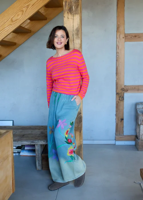 Sweter-damski-w-rozowo-pomaranczowe-paski-z-dlugim-rekawem,-lekki-fason-stylizowany-z-luznymi-spodniami-w-casualowym-looku 1.jpg