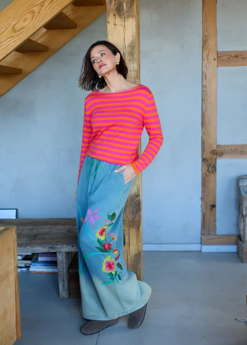 Sweter-damski-w-rozowo-pomaranczowe-paski-z-dlugim-rekawem,-lekki-fason-stylizowany-z-luznymi-spodniami-w-casualowym-looku 22.jpg