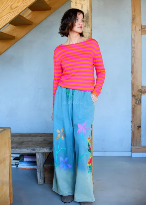 Sweter-damski-w-rozowo-pomaranczowe-paski-z-dlugim-rekawem,-lekki-fason-stylizowany-z-luznymi-spodniami-w-casualowym-looku.jpg