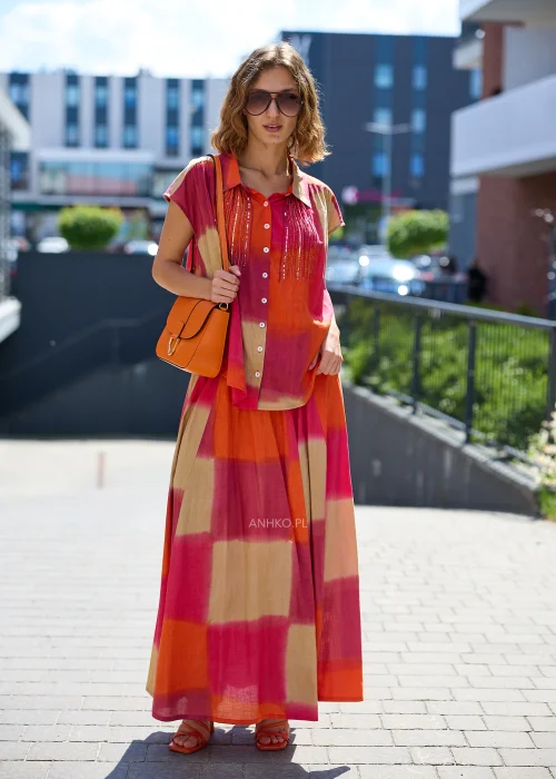 Damski komplet z koszulą i spódnicą maxi w odcieniach fuksji, pomarańczu i beżu z efektem tie-dye, tworzący efektowną letnią stylizację
