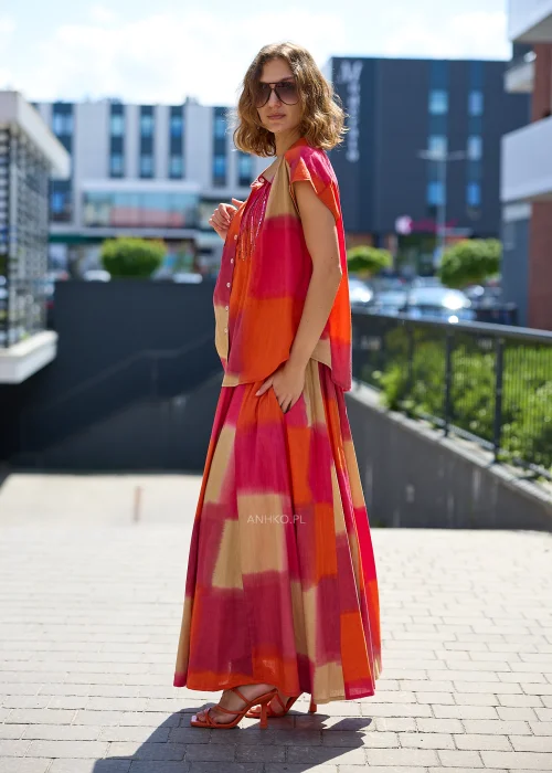 Damski komplet z koszulą i spódnicą maxi w odcieniach fuksji, pomarańczu i beżu z efektem tie-dye, tworzący efektowną letnią stylizację