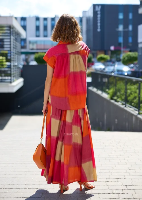Damski komplet z koszulą i spódnicą maxi w odcieniach fuksji, pomarańczu i beżu z efektem tie-dye, tworzący efektowną letnią stylizację