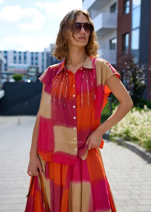 Damski komplet z koszulą i spódnicą maxi w odcieniach fuksji, pomarańczu i beżu z efektem tie-dye, tworzący efektowną letnią stylizację
