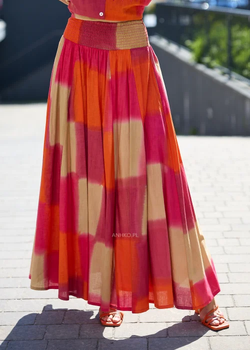 Damski komplet z koszulą i spódnicą maxi w odcieniach fuksji, pomarańczu i beżu z efektem tie-dye, tworzący efektowną letnią stylizację