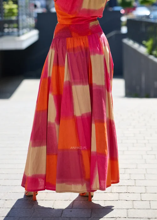 Damski komplet z koszulą i spódnicą maxi w odcieniach fuksji, pomarańczu i beżu z efektem tie-dye, tworzący efektowną letnią stylizację