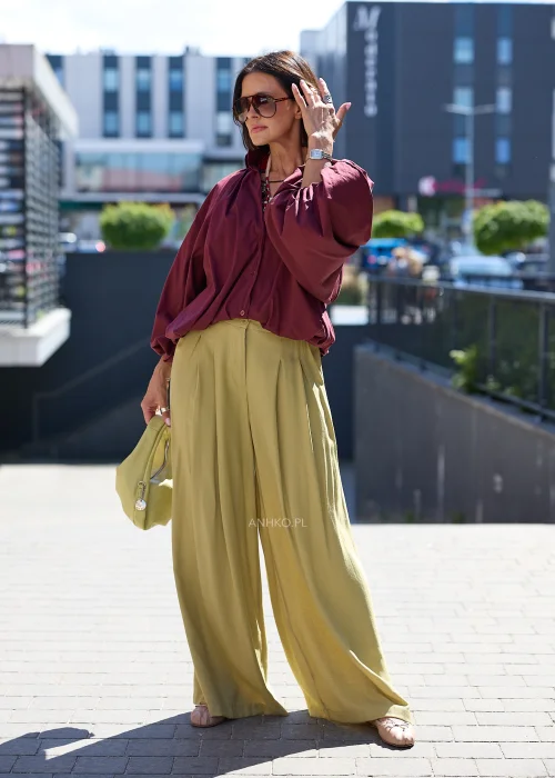 Oliwkowe spodnie wide leg z wysokim stanem i zakładkami – elegancki model o szerokich nogawkach.