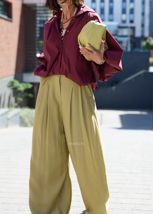 Oliwkowe spodnie wide leg z wysokim stanem i zakładkami – elegancki model o szerokich nogawkach.