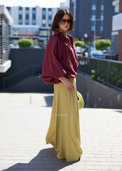 Oliwkowe spodnie wide leg z wysokim stanem i zakładkami – elegancki model o szerokich nogawkach.