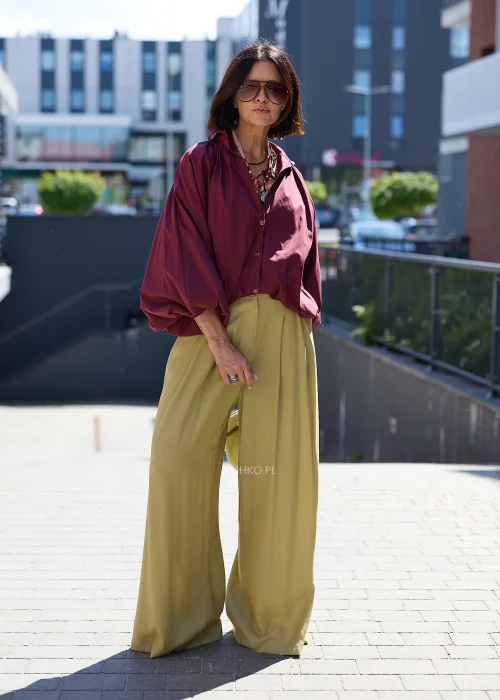 Oliwkowe spodnie wide leg z wysokim stanem i zakładkami – elegancki model o szerokich nogawkach.