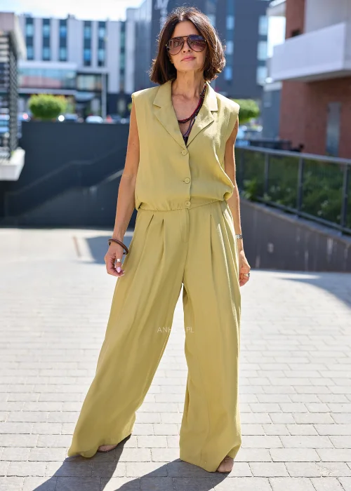 Oliwkowe spodnie wide leg z wysokim stanem i zakładkami – elegancki model o szerokich nogawkach.