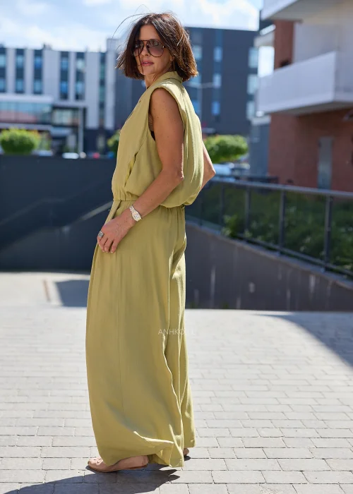 Oliwkowe spodnie wide leg z wysokim stanem i zakładkami – elegancki model o szerokich nogawkach.