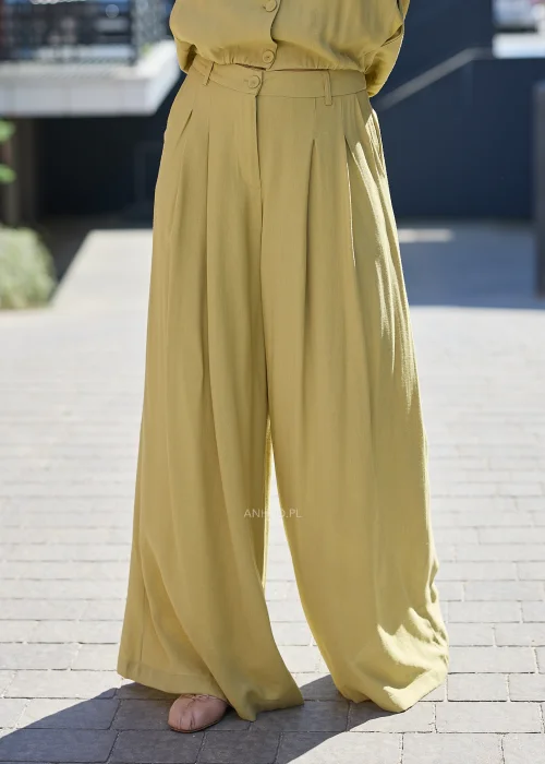Oliwkowe spodnie wide leg z wysokim stanem i zakładkami – elegancki model o szerokich nogawkach.