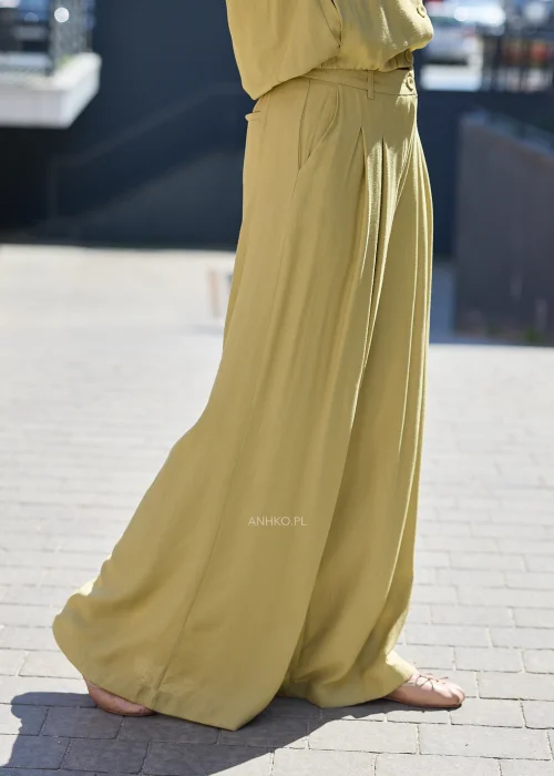 Oliwkowe spodnie wide leg z wysokim stanem i zakładkami – elegancki model o szerokich nogawkach.