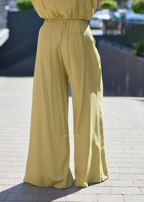 Oliwkowe spodnie wide leg z wysokim stanem i zakładkami – elegancki model o szerokich nogawkach.