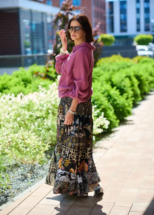 Damska spódnica maxi patchwork w stylu boho z wielobarwnym wzorem, rozkloszowany fason z falbaną przy dole.