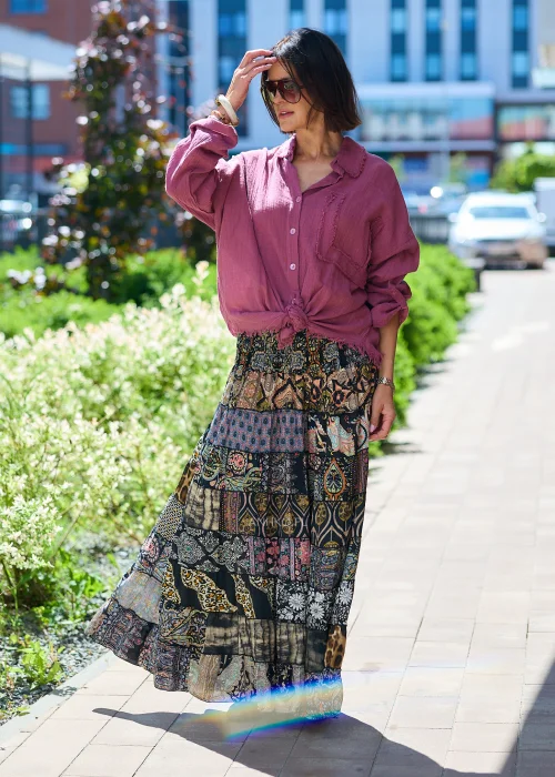 Damska spódnica maxi patchwork w stylu boho z wielobarwnym wzorem, rozkloszowany fason z falbaną przy dole.