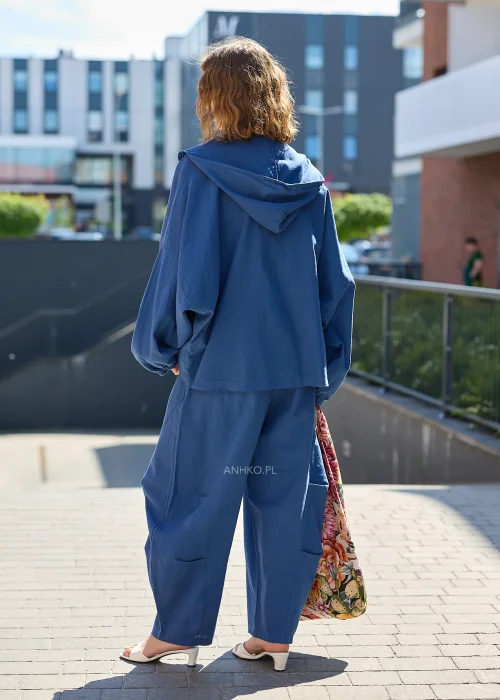 Damska lniana bluza z kapturem w jeansowym niebieskim kolorze, zapinana na zamek, z dużymi naszywanymi kieszeniami i luźnym fasonem oversize.