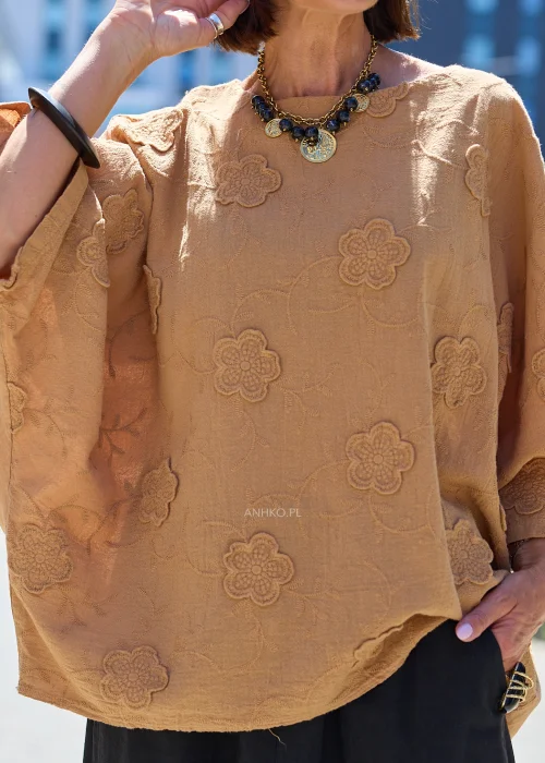 Bluzka damska camel z haftem kwiatowym – oversize z półtransparentylną tkaniną i szerokimi rękawami