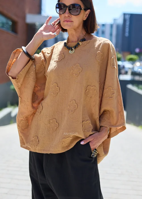 Bluzka damska camel z haftem kwiatowym – oversize z półtransparentylną tkaniną i szerokimi rękawami