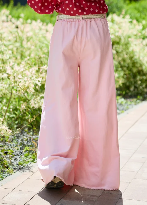Eleganckie spodnie palazzo w kolorze pudrowego różu, z szerokimi nogawkami i surowym wykończeniem nogawek.