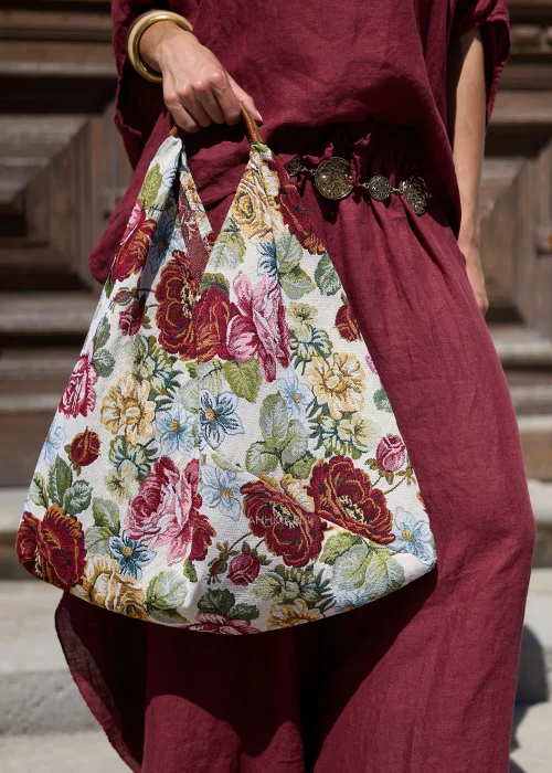 Torebka typu shopper o miękkim, trójkątnym fasonie wykonana z dekoracyjnej tkaniny gobelinowej.