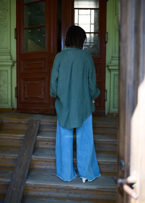 Niebieskie spodnie jeansowe damskie z szeroką nogawką typu palazzo, wysoki stan, pasek z apaszką, casualowy styl.
