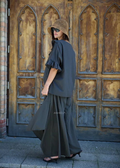 Ciemnobrązowa bluzka damska oversize z falbanami przy dekolcie i rękawach w eleganckiej stylizacji z dopasowanym paskiem