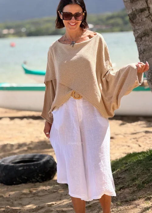 Damska bluzka oversize beżowa z szerokim dekoltem i długimi rękawami, luźny asymetryczny fason w stylu casual.