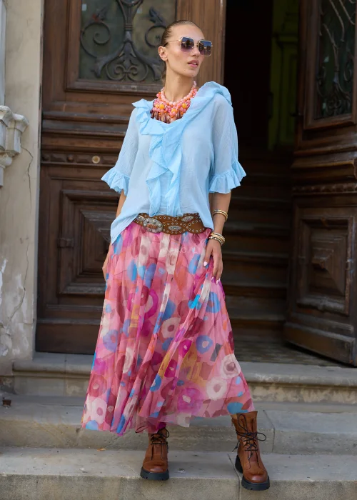 Brązowy szeroki pasek damski z dużą ozdobną klamrą z imitacją kamienia, metalowymi aplikacjami i dekoracyjnymi oczkami. Styl western i boho doskonale uzupełnia sukienki, tuniki oraz jeansowe stylizacje.