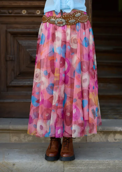 Brązowy szeroki pasek damski z dużą ozdobną klamrą z imitacją kamienia, metalowymi aplikacjami i dekoracyjnymi oczkami. Styl western i boho doskonale uzupełnia sukienki, tuniki oraz jeansowe stylizacje.