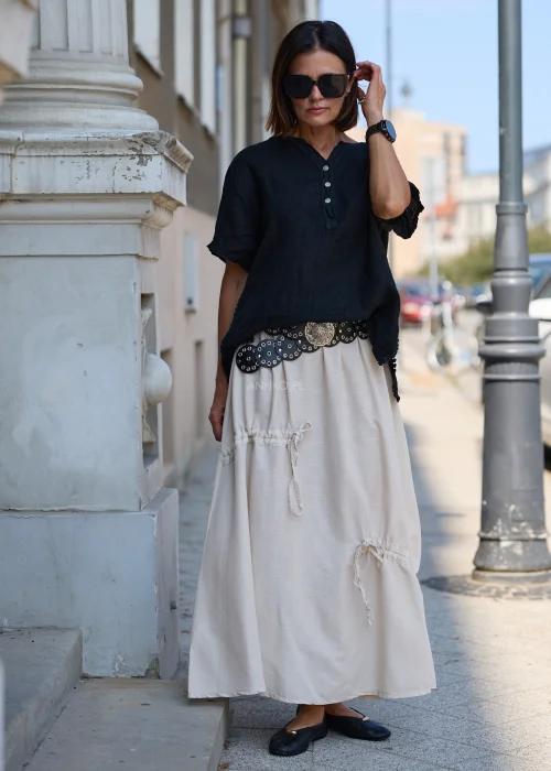 Czarny szeroki pasek damski z dużą srebrną ażurową klamrą oraz metalowymi oczkami na całej długości. Ozdobny model w stylu western i boho idealny do sukienek, koszul oraz jeansów.