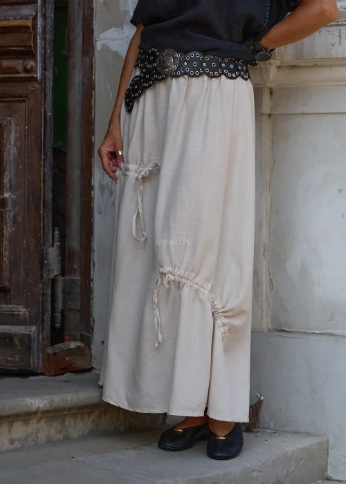 Czarny szeroki pasek damski z dużą srebrną ażurową klamrą oraz metalowymi oczkami na całej długości. Ozdobny model w stylu western i boho idealny do sukienek, koszul oraz jeansów.