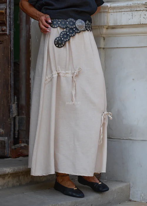 Czarny szeroki pasek damski z dużą srebrną ażurową klamrą oraz metalowymi oczkami na całej długości. Ozdobny model w stylu western i boho idealny do sukienek, koszul oraz jeansów.