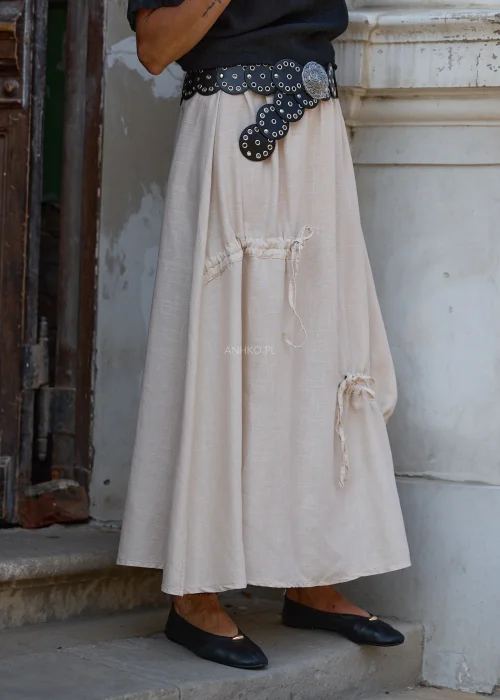 Czarny szeroki pasek damski z dużą srebrną ażurową klamrą oraz metalowymi oczkami na całej długości. Ozdobny model w stylu western i boho idealny do sukienek, koszul oraz jeansów.