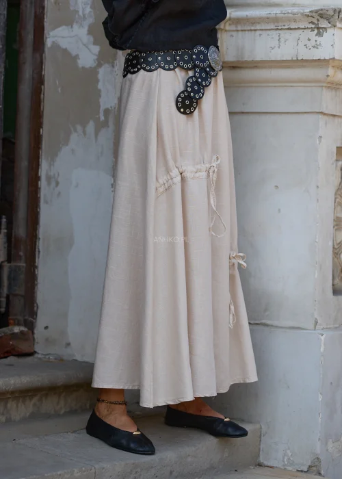 Czarny szeroki pasek damski z dużą srebrną ażurową klamrą oraz metalowymi oczkami na całej długości. Ozdobny model w stylu western i boho idealny do sukienek, koszul oraz jeansów.