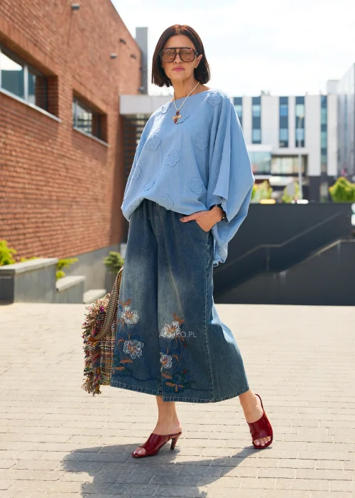 Jeansy damskie culotte z haftem kwiatowym – szerokie nogawki, niebieski denim z ozdobnym haftem
