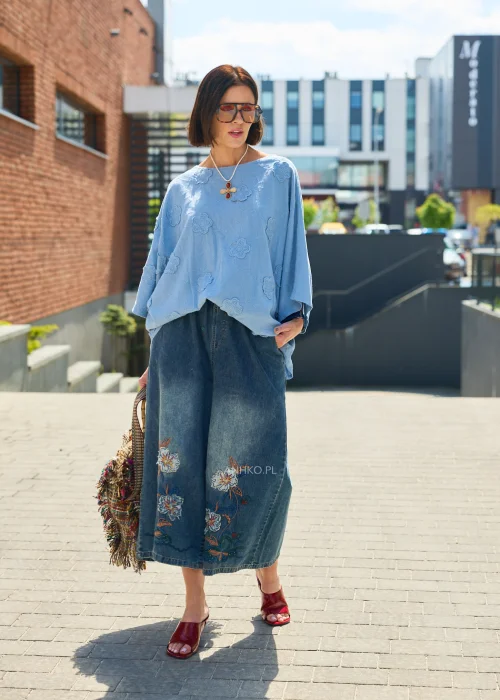 Jeansy damskie culotte z haftem kwiatowym – szerokie nogawki, niebieski denim z ozdobnym haftem