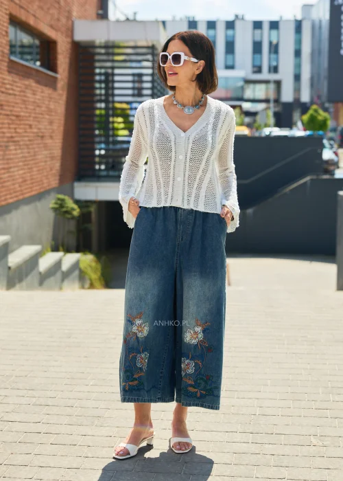 Jeansy damskie culotte z haftem kwiatowym – szerokie nogawki, niebieski denim z ozdobnym haftem