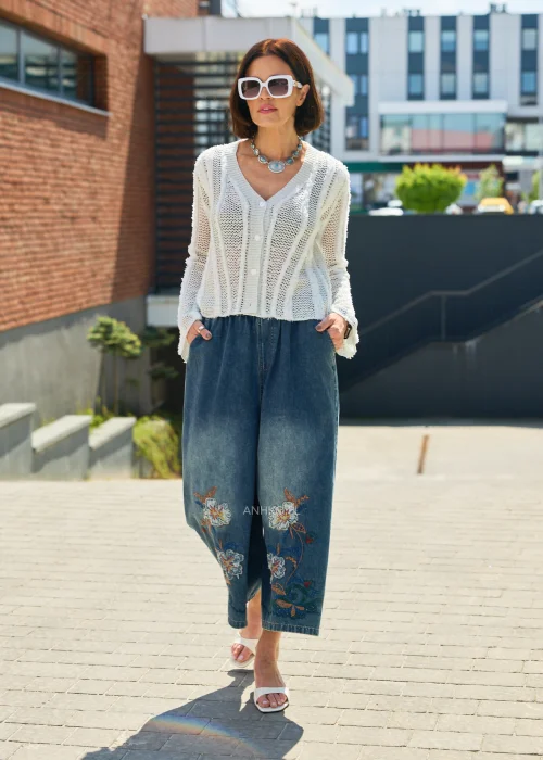 Jeansy damskie culotte z haftem kwiatowym – szerokie nogawki, niebieski denim z ozdobnym haftem