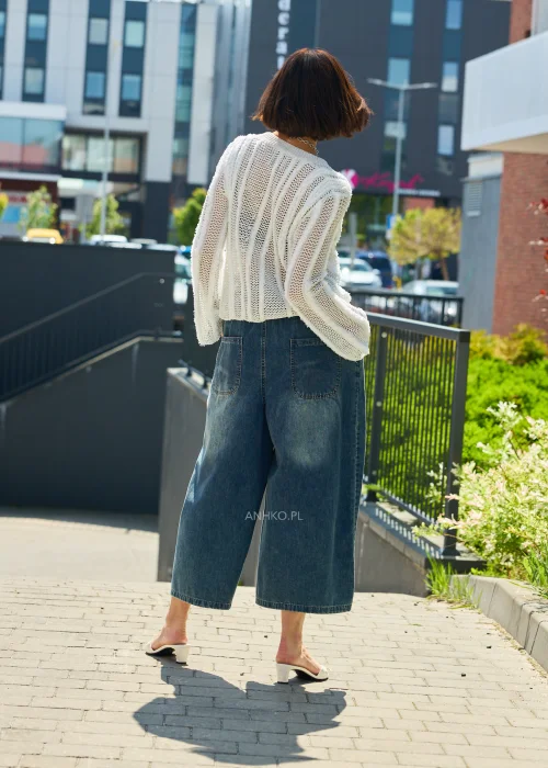 Jeansy damskie culotte z haftem kwiatowym – szerokie nogawki, niebieski denim z ozdobnym haftem