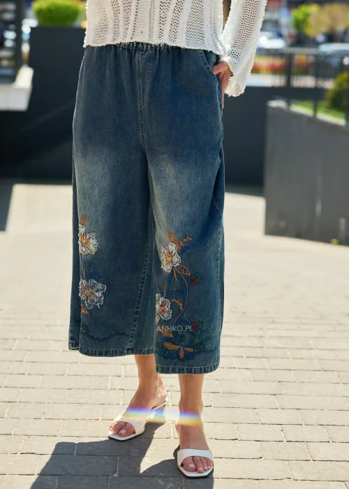 Jeansy damskie culotte z haftem kwiatowym – szerokie nogawki, niebieski denim z ozdobnym haftem