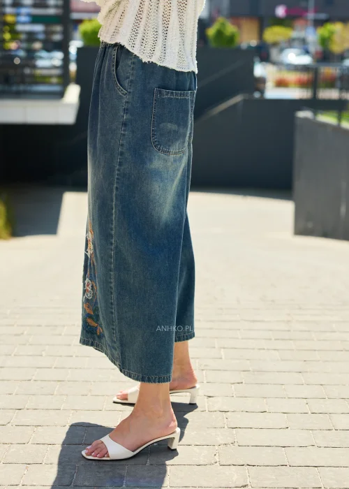 Jeansy damskie culotte z haftem kwiatowym – szerokie nogawki, niebieski denim z ozdobnym haftem