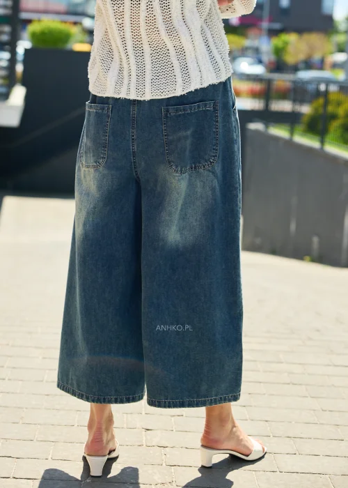 Jeansy damskie culotte z haftem kwiatowym – szerokie nogawki, niebieski denim z ozdobnym haftem