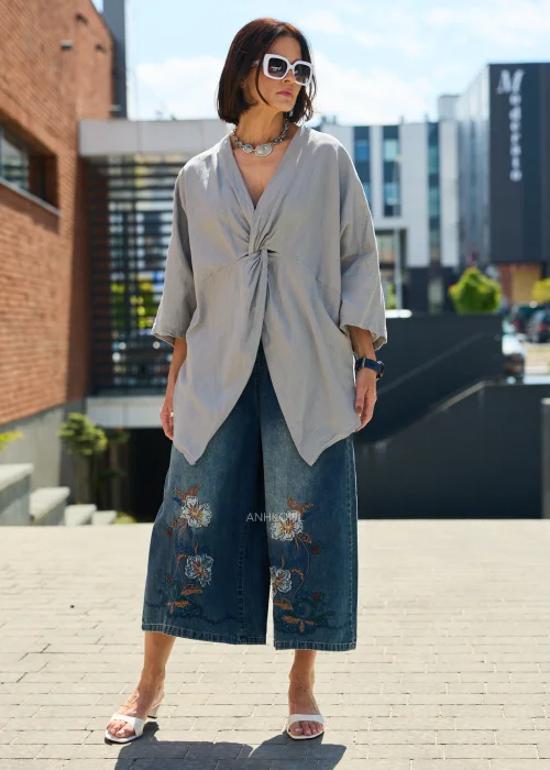 Jeansy damskie culotte z haftem kwiatowym – szerokie nogawki, niebieski denim z ozdobnym haftem